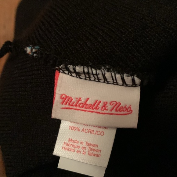 Charlotte Hornets Pom Beanie Hat - Picture 4 of 6